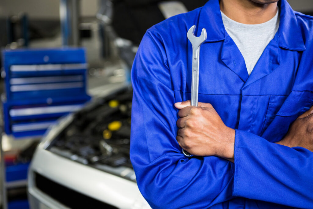 Ropa laboral personalizada para el sector automotriz: imagen y seguridad