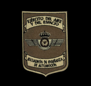 Parches y escudos militares personalizados: precisión, resistencia y tradición bordada